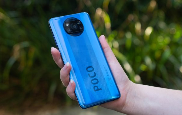 小米的子品牌POCO推出了一款新的智能手机：POCO X3 Pro