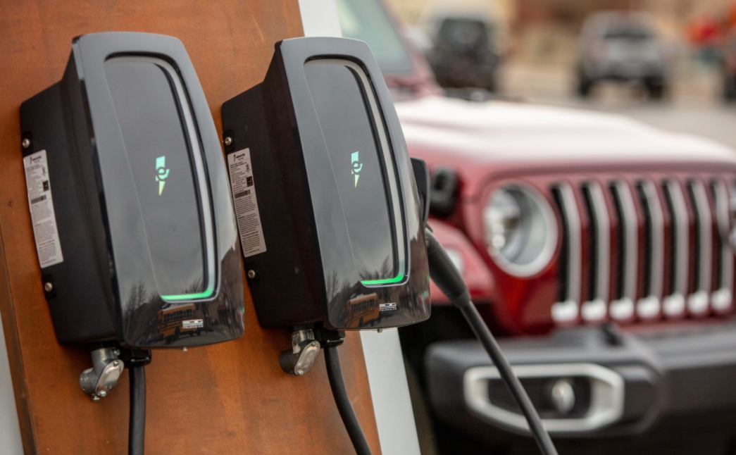 吉普车与Electrify America合作，建立了针对越野车和陆路车的充电站网络