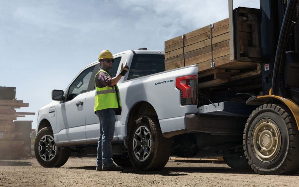 2022年福特F-150 Lightning Pro成为出色的工作卡车