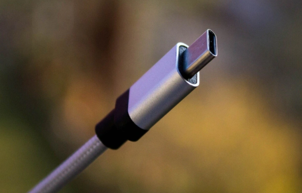 USB-C刚刚获得了强大的升级:您很快就可以为240瓦的设备充电