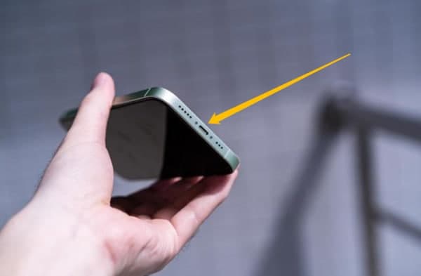 苹果12有线耳机插哪里