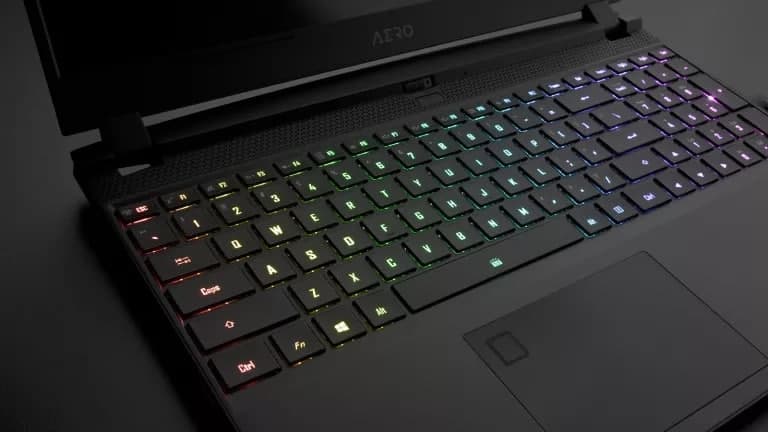 技嘉AERO 15 OLED评测：一款适合游戏玩家和创意人士的豪华笔记本电脑