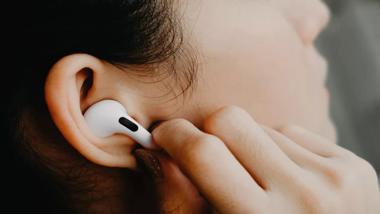 新的 AirPods Pro 更新可帮助您听到安静的对话—这是启用它的方法