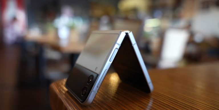 三星 Galaxy Z Flip 3 是三星可折叠设备销量突破 100 万的主力军