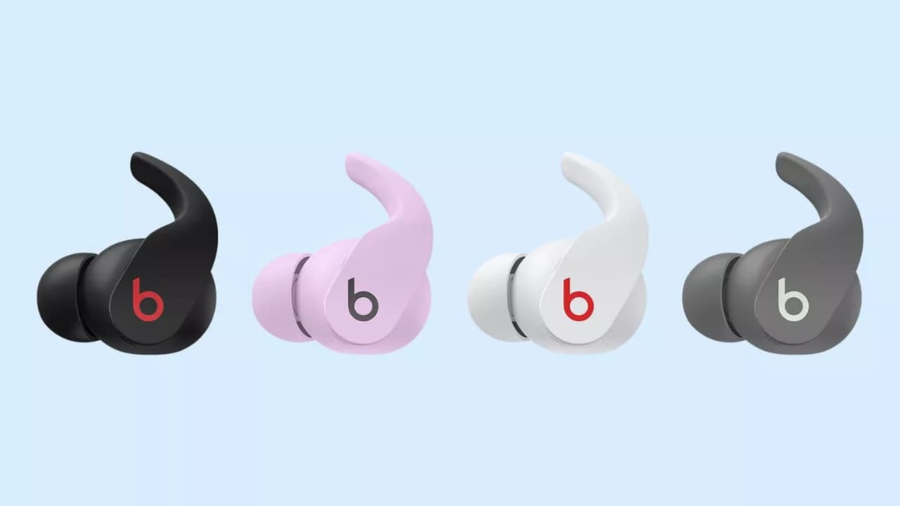 在金卡戴珊的耳朵里发现了新的 Beats  无线耳机，窃取了 AirPods  的风头