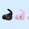 在金卡戴珊的耳朵里发现了新的 Beats 无线耳机，窃取了 AirPods 的风头