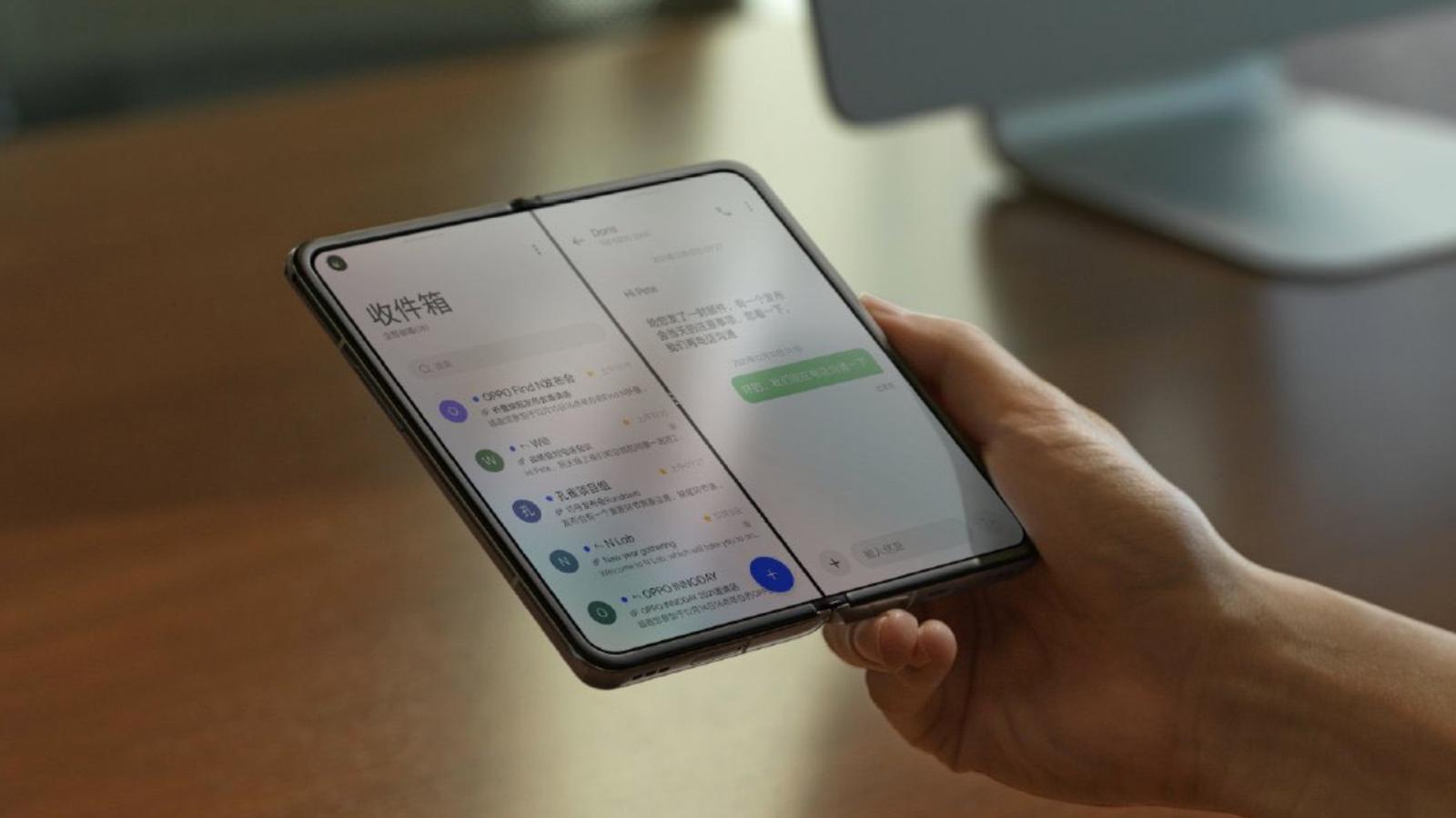 可折叠OPPO Find N在现实生活中闪现无折痕设计