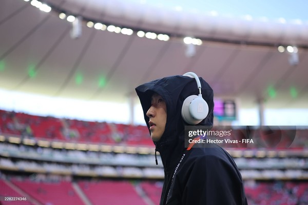 疑似Beats新款头戴式耳机现身世界杯 但logo被遮挡