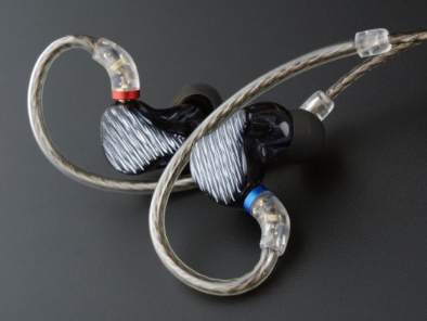 王腾亲自测试Turbo 4 Pro抗弯折能力 直观展示强度