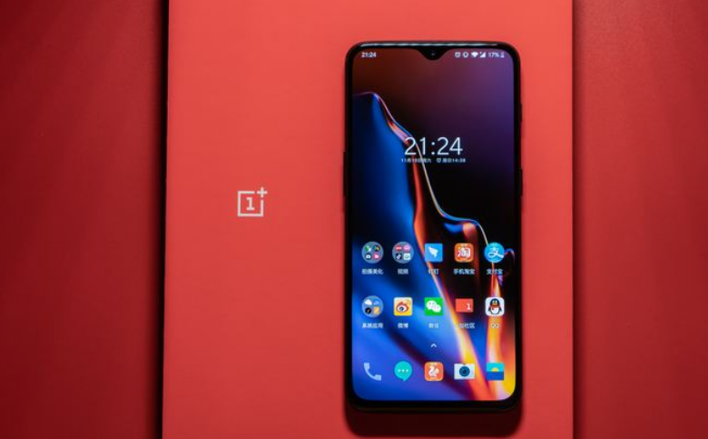 红米K80至尊版正面真机照流出 大宽直屏＋近似四等边
