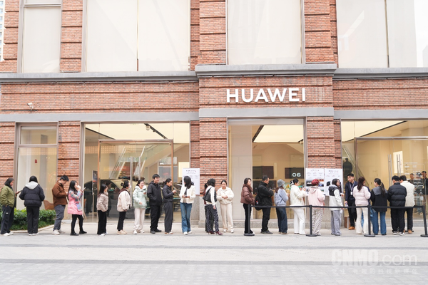 轻薄、可靠、AI体验全面升级 华为Mate X7正式开售 再次一机难求