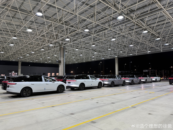 理想汽车常州基地整车发运场现场图曝光 板车排起长龙 - 手机中国 -