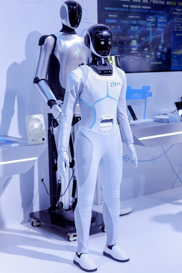 中兴通讯星系列人形机器人及具身智能解决方案亮相 WAIC 2026