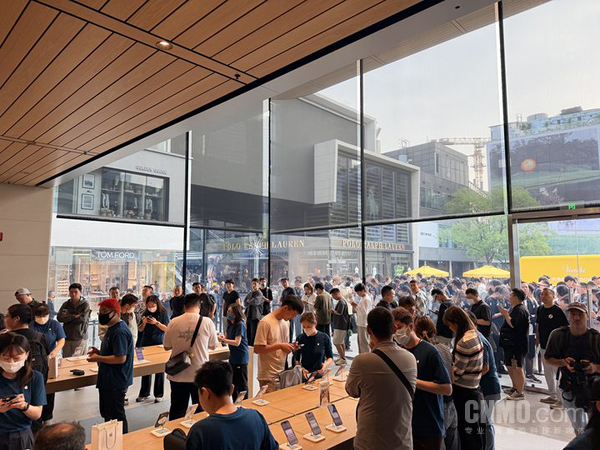 iPhone 18 Pro开售现场直击：Pro版破发 Max溢价百元