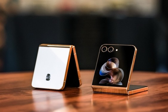 创新科技融合典雅瓷韵 心系天下三星W24 Flip演绎科技美学