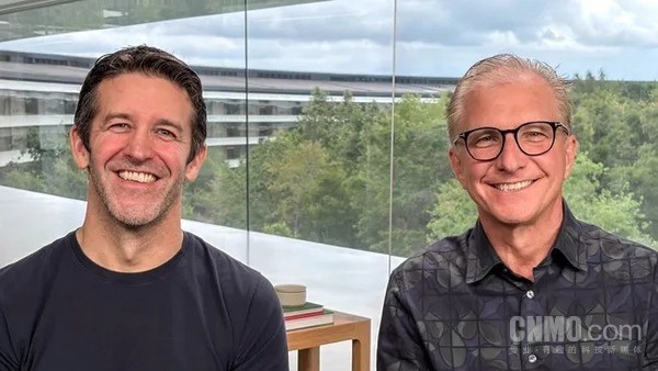 格雷格·乔斯维亚克（右）