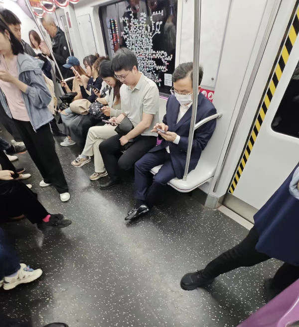 王传福坐地铁参加北京车展引热议 网友：大佬太低调了