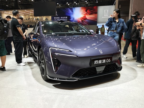 阿维塔06亮相上海国际车展 家族化设计辨识度极高