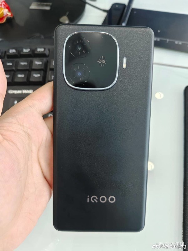  iQOO Z9真机图片遭曝光 采用直屏 背部沿用家族式设计
