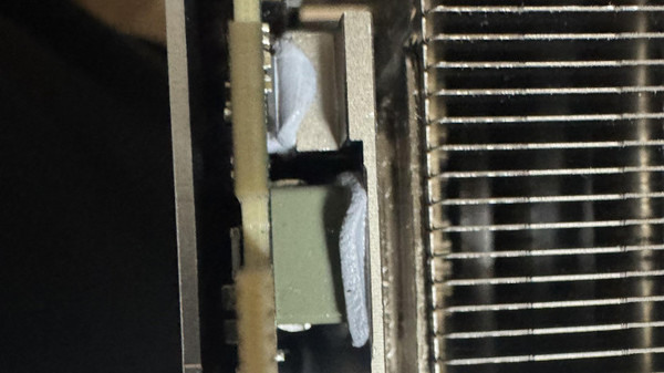 外媒称英伟达RTX 5080出现导热凝胶泄漏 或与竖装有关