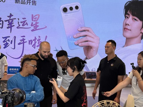 中东网红阿波哥中国行探访荣耀阿尔法全球旗舰店 点赞中国科创硬实力