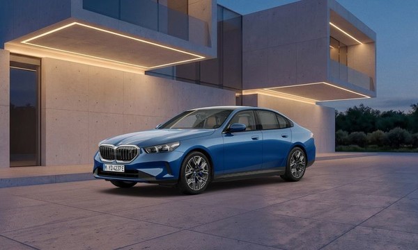 宝马i5 xDrive40 M运动套装植物蓝限定版