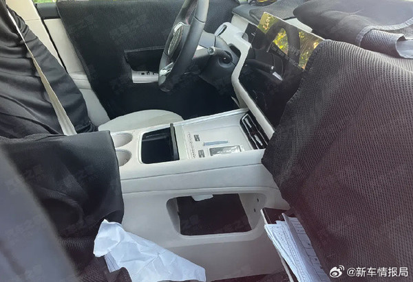 新款智界R7内饰谍照
