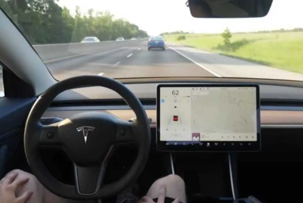 汽车大V吐槽特斯拉FSD:车辆逆行+撞护栏 不如国产品牌