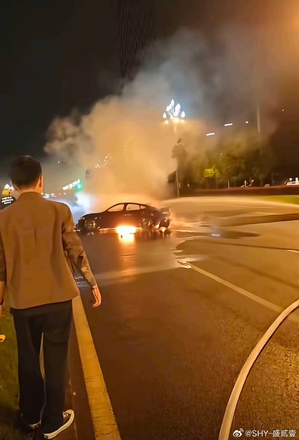 陈震谈小米SU7发生交通事故后起火：以官方通报为准