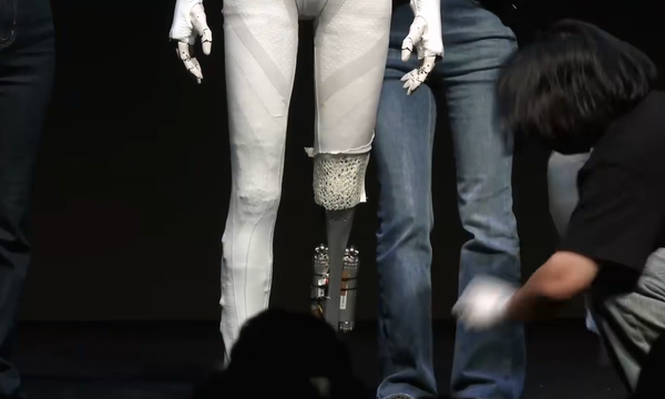 小鹏机器人到底是真是假？何小鹏现场剪开IRON衣服