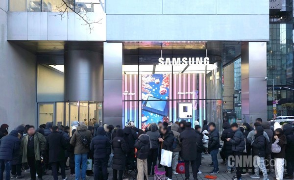 三星Z TriFold三折叠开售几分钟售罄 韩国门店大排长龙