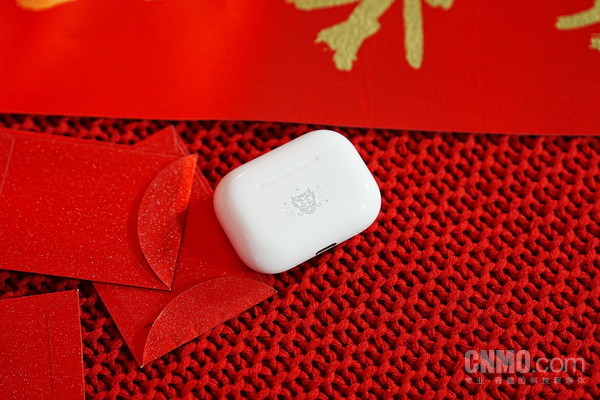 戴上AirPods Pro龙年特别版 给新年一点特别的“仪式感”