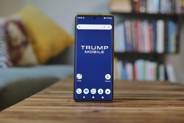 T1 Trump Phone正式发货 金色外观配后置三摄