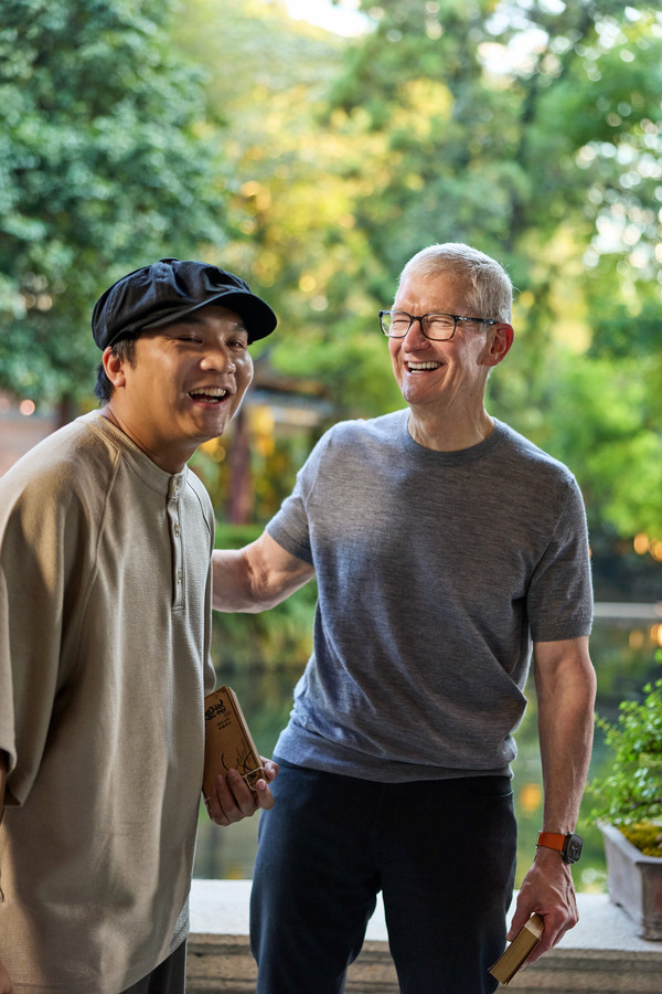 Tim Cook现身广州 探班iPhone 18 Pro咏春短片拍摄现场