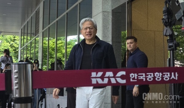 英伟达CEO黄仁勋访韩 称三家HBM供应商均通过质量测试