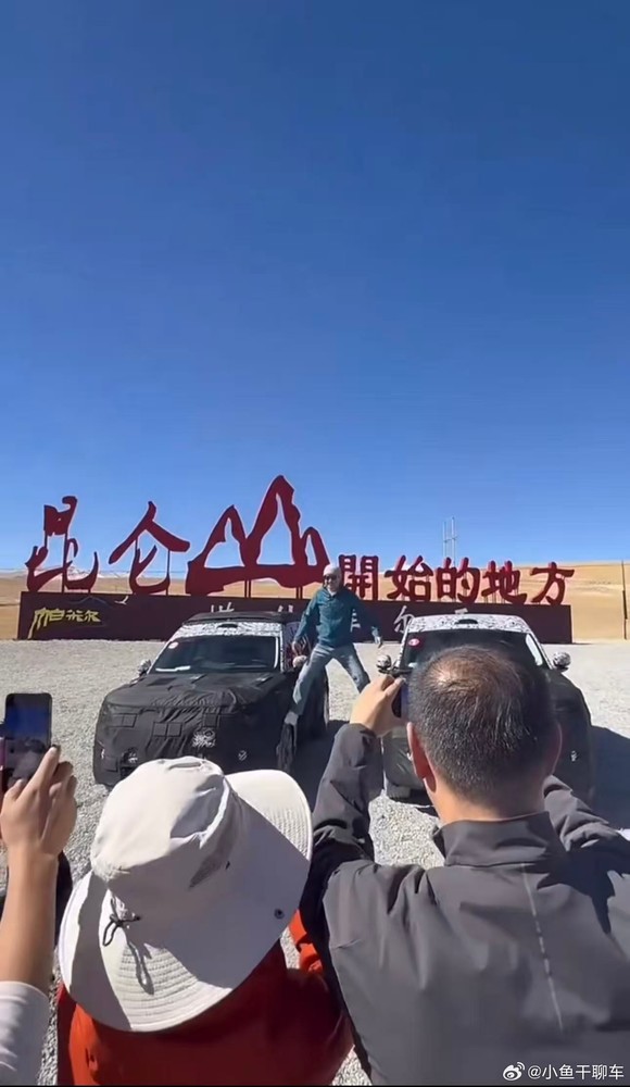 雷军与小米增程车同框出镜 姿势致敬尚格云顿卡车劈叉?