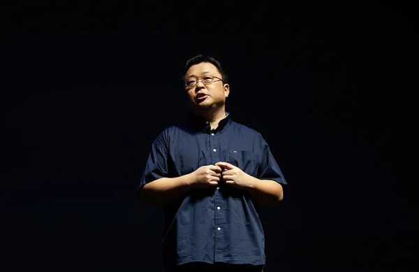罗永浩发文再谈AI手机:让躺着赚钱的大厂睡不着觉