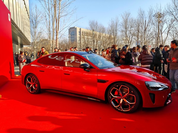 赤霞红新一代小米SU7现身 雷军亲自揭幕 颜值如何？