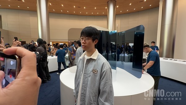 上海静安Apple Store首位iPhone Duo取货用户