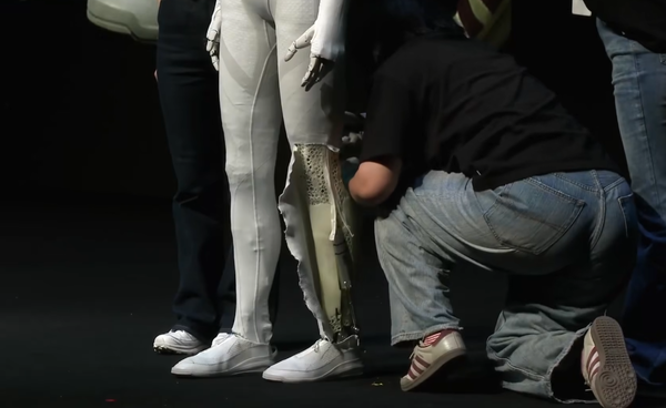 小鹏机器人到底是真是假？何小鹏现场剪开IRON衣服