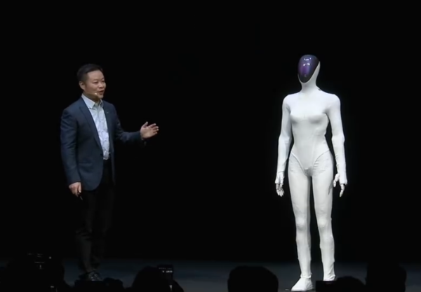 何小鹏和IRON机器人