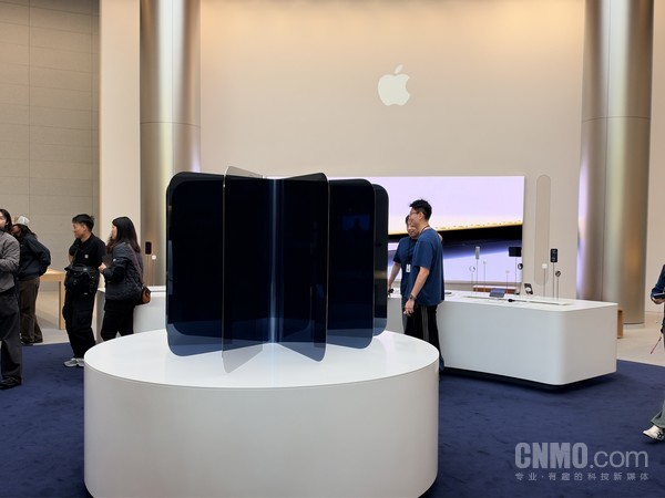 iPhone Duo门店首销直击：静安店首位顾客提走512GB星光白