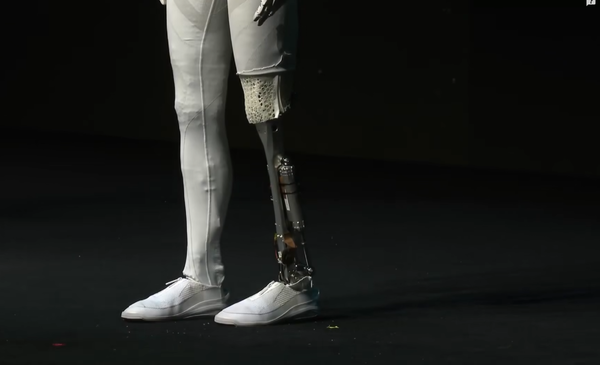 小鹏机器人到底是真是假？何小鹏现场剪开IRON衣服