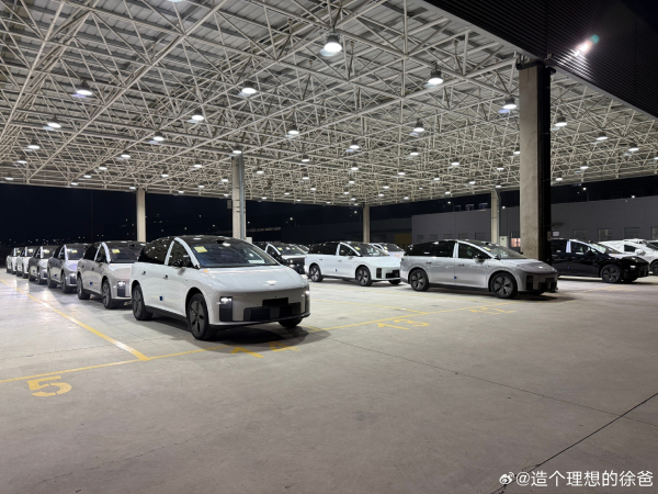 理想汽车常州基地整车发运场现场图曝光 板车排起长龙 - 手机中国 -