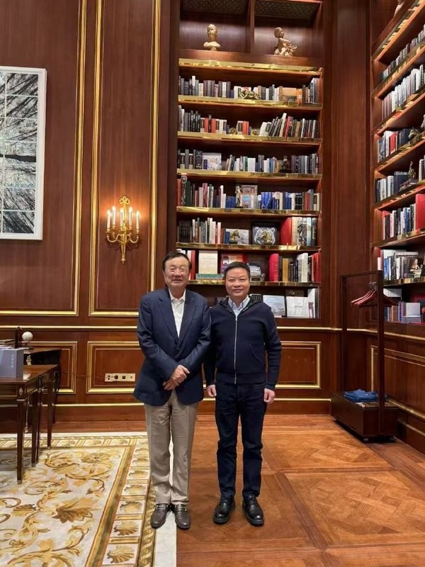 华为创始人任正非(左)和小鹏汽车董事长何小鹏(右)