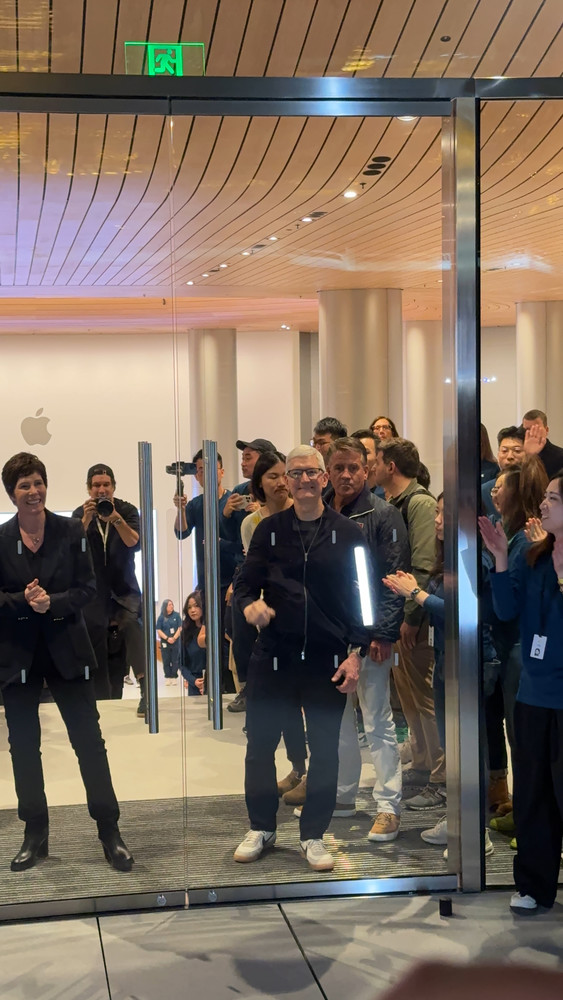 库克亮相Apple静安零售店