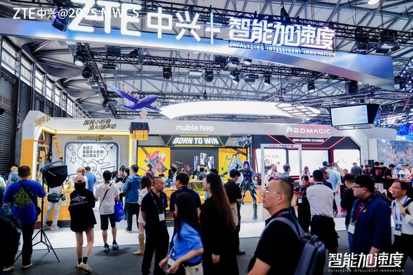 中兴通讯AI终端亮相2025MWC上海 “次元破壁”打造潮流科技新体验
