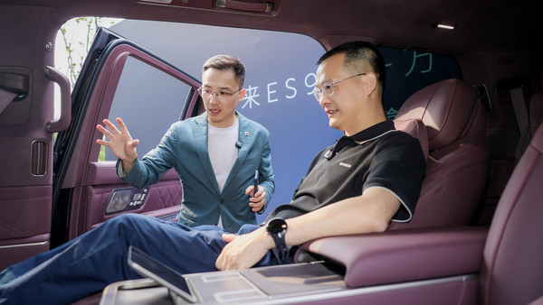 李斌亲自交车!蔚来ES9交付10000台仅用30天