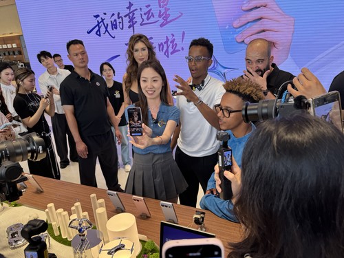 中东网红阿波哥中国行探访荣耀阿尔法全球旗舰店 点赞中国科创硬实力