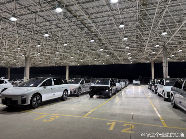 理想汽车常州基地整车发运场现场图曝光 板车排起长龙 - 手机中国 -